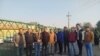 Milli fəallar Vəhid Əbhərini həbsxana qarşısında qarşılayıb. (Foto: “Demokratlar” Telegram kanalı)