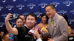 แฟ้มภาพ - นักท่องเที่ยวจีนเซลฟี่กับนายกรัฐมนตรีไทย เศรษฐา ทวีสิน ที่สนามบินสุวรรณภูมิ ประเทศไทย 25 ก.ย. 2023. (เอพี)
