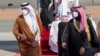 Le prince héritier d'Arabie Saoudite Mohammed ben Salmane (D) accueille l'émir du Qatar, Tamim bin Hamad al-Thani, lors du 41e sommet du Conseil de Coopération du Golfe à Al-Ula. (AP-photo fournie par la Cour royale saoudienne)