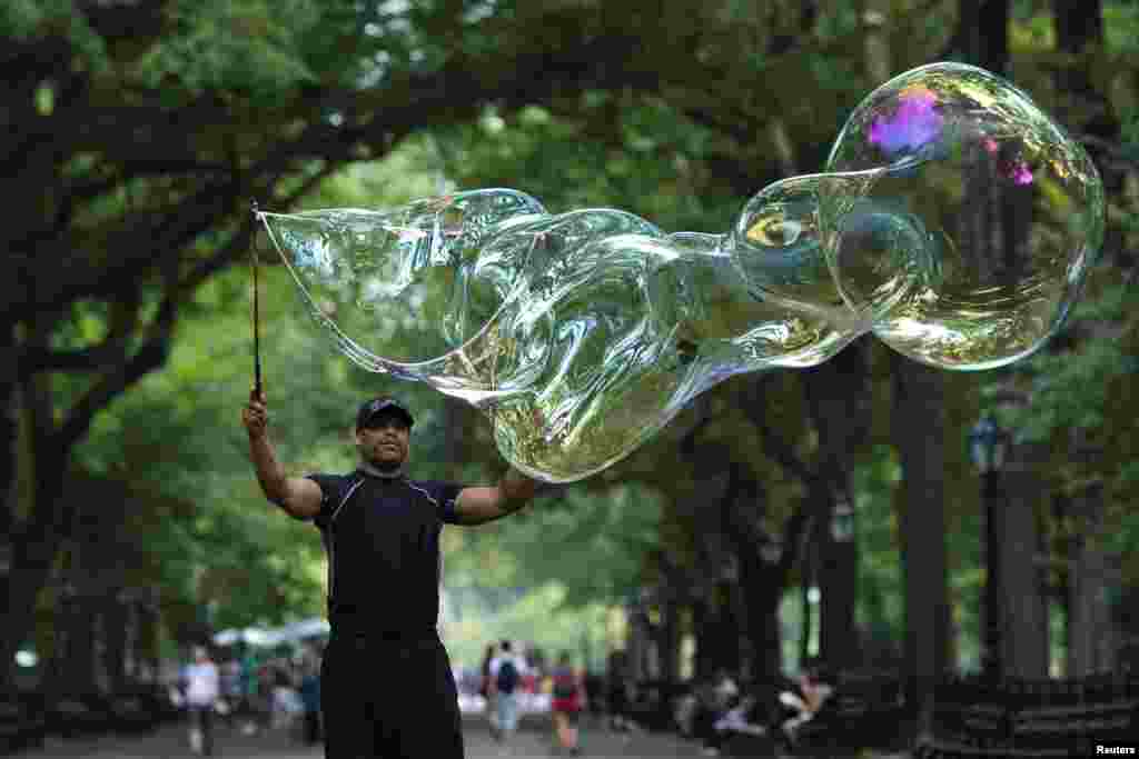 Seniman Manny Ford menampilkan gelembung-gelembung sabunnya di Central Park kota New York.