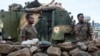 Des soldats fédéraux éthiopiens se reposent devant l'entrée du 5ème Bataillon du Commandement Nord de l'armée à Dansha, en Ethiopie, le 25 novembre 2020.