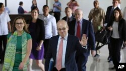 美国东亚事务最高外交官丹尼尔•拉塞尔在与菲律宾马尼拉南部的外交事务部官员们相见前向记者们招手(2016年10月24日)