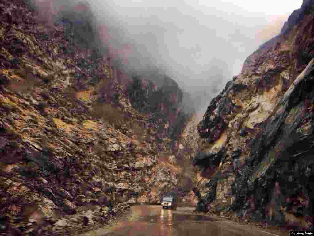 Drive through Mahi-Par Par Mountain Pass from Jalalabad to Kabul in eastern Afghanistan on a rainy day (Photo taken by Bismillah/Afghanistan/VOA reader)