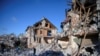 Stanovnici gledaju svoje kuće uništene ruskim raketnim udarom na Černihiv, Ukrajina, 4. januara 2025. (Foto: REUTERS/Maksim Kiška)
