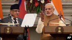 Indian Prime Minister Narendra Modi (R) talks with his Nepalese counterpart Pushpa Kamal Dahal during the signing of memorandum of understanding between two countries, in New Delhi, Sept. 16, 2016. 