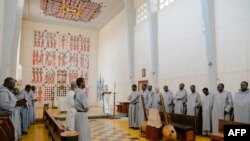 Les moines assistent à la messe à l'intérieur de l'église de l'abbaye de Keur Moussa, au Sénégal, le 19 mai 2021.