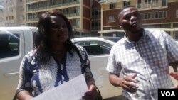 UNkosikazi Sheffra Dzamara lokunhlanganiso yeZimbabwe Lawyers for Human Rights bakhuluma lentathelizindaba phandle kwewofisi kaMongameli Emmeson Mnangagwa. (Photo: Mlondolozi Ndlovu)