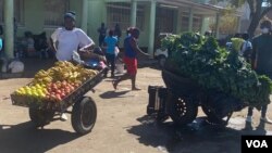 Zimbabwe's new measures to contain COVID-19 include a “vaccination blitz” targeting borders and vendors. But vendors say the vaccination program should remain voluntary, not compulsory. Bulawayo, Zimbabwe, June 27, 2021. (Columbus Mavhunga/VOA) 