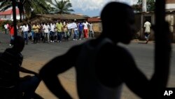 Des manifestants samedi dans le quartier de Nyakabiga à Bujumbura, au Burundi (AP Photo/Jerome Delay)