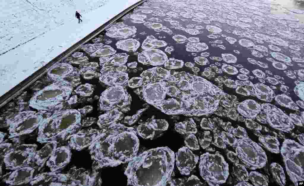 Air di Sungai Neris kota Vilnius, Lithuania tampak membeku saat suhu udara di sana turun hingga -18°C.