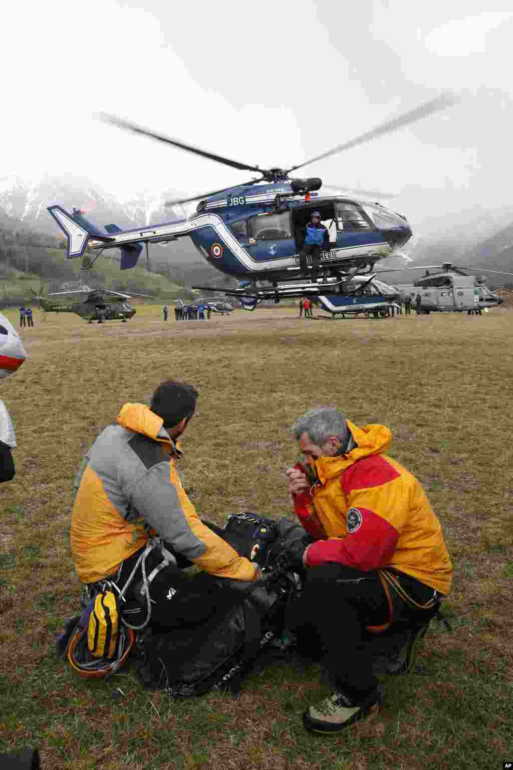 Les secouristes regardent un hélicoptère de sauvetage décoller de Seyne-les-Alpes, Alpes françaises, mardi 24 mars 2015.