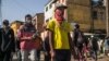 Les gens marchent dans les rues du quartier Isotry à Antananarivo, Madagascar, le 16 mai 2020.