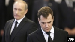 Căng thẳng giữa Tổng thống Medvedev (phải) và Thủ tướng Putin bắt đầu lộ ra công khai về vấn đề Libya
