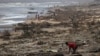 Des débris sur une plage malgache, à la suite du cyclone Batsirai, dans la ville de Mananjary, Madagascar, le 8 février 2022. (Photo Reuters/Alkis Konstantinidis)