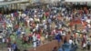 Abantu badinga okusilela ezindlini ngesikhathi bevalelwe ukwenzela ukuthi eleZimbabwe lilwisane leCOVID-19. (AP Photo/Tsvangirayi Mukwazhi)