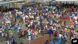 Abantu badinga okusilela ezindlini ngesikhathi bevalelwe ukwenzela ukuthi eleZimbabwe lilwisane leCOVID-19. (AP Photo/Tsvangirayi Mukwazhi)