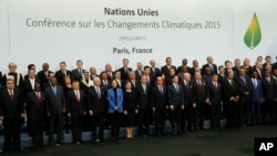 Viongozi wa dunia waliokusanyika kwa mkutano juu ya mabadiliko ya hali ya hewa COP21 mjini Paris, Ufaransa.