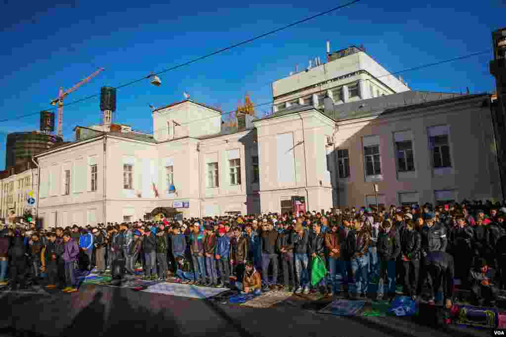 Moskow memiliki sebuah masjid yang sedang direnovasi supaya bisa menampung 500.000 orang. Pada hari raya keagamaan seperti Idul Adha, puluhan ribu Muslim shalat di jalanan dekat masjid (15/10). (VOA/Vera Undritz)