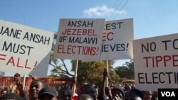 Des manifestants post-électoraux dans la capitale Lilongwe défilent dans les rues pour demander la démission de la cheffe de la Commission électorale du Malawi, Jane Ansah. (Lameck Masina / VOA)