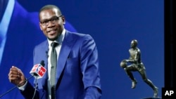 Kevin Durant de Golden State Warriors, MVP saison 2013-14, Oklahoma City, le 6 mai 2014. (AP Photo/Sue Ogrocki)