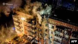 Fotografija koju je snimila ukrajinska hitna služba i objavljena 2. decembra 2024. prikazuje stambenu zgradu u plamenu nakon ruskog zračnog napada u Ternopolju, usred ruske invazije na Ukrajinu.