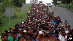 Migranti, dio karavana koji putuje iz Centralne Amerike ka SAD, pješače kroz Meksiko. 