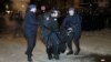 Policijaci odnose povređenog kolegu ispred tadašnje zgrade američke ambasade u Beogradu, 17. februara 2008. (Foto: AP/Darko Vojinović)