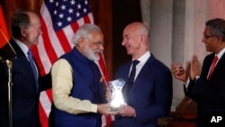 Le fondateur d'Amazon Jeff Bezos et le Premier ministre Narendra Modi se rencontre lors d'une réunion d'affaire à Washington, le 7 juin 2016.
