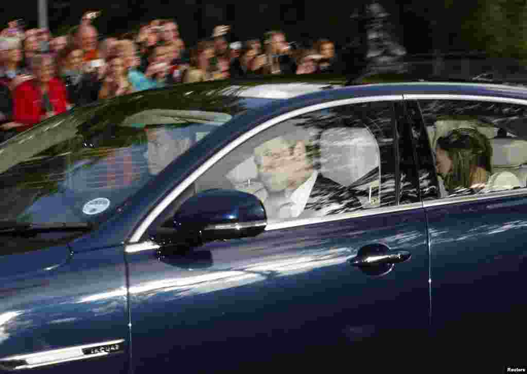 Pangeran William, Kate Duchess of Cambridge dan putra mereka Pangeran George tiba di Kapel Royal di Istana St. James di London untuk pembaptisan bayi berusia tiga bulan itu. (AP/John Stillwell)