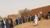 Distribution de coupons alimentaires à 5 000 personnes dans le Soum, au nord du Burkina Faso, le 26 mars 2017. (Idrissa Savadogo / CICR)