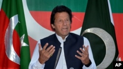 Le chef de l'opposition du Pakistan, Imran Khan, au cours d'une conférence de presse à Islamabad, au Pakistan, le dimanche 10 Avril 2016, où il appelait le Premier ministre Nawaz Sharif à démissionner.