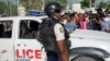 Des agents de la police nationale haïtienne gardent l'entrée de l'ambassade des États-Unis alors que des personnes se rassemblent pour demander l'asile après l'assassinat du président Jovenel Moise, à Port-au-Prince, en Haïti, le 9 juillet 2021. 