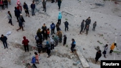 Palestinci pregledaju štetu nakon izraelskog napada na školu u kojoj su smješteni raseljeni ljudi, usred sukoba između Izraela i Hamasa, u Khan Younisu u južnom pojasu Gaze, 16. decembra 2024.