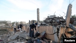 Palestinci pregledaju mjesto izraelskog napada na kuću, usred tekućeg sukoba između Izraela i Hamasa, u Deir Al-Balahu u centralnom pojasu Gaze, 15. januara 2025.