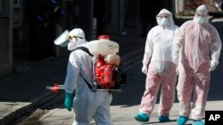 Medicinski radnici u zaštitnoj opremi tokom epidemije koronavirusa, ispred Klinike za infektivne i tropske bolesti u Beogradu, Srbija, 16. marta 2020. (AP Photo/Darko Vojinovic)