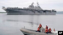 美国海军军舰埃塞克斯号抵达菲律宾苏比克湾前美军基地(2003年资料照)。