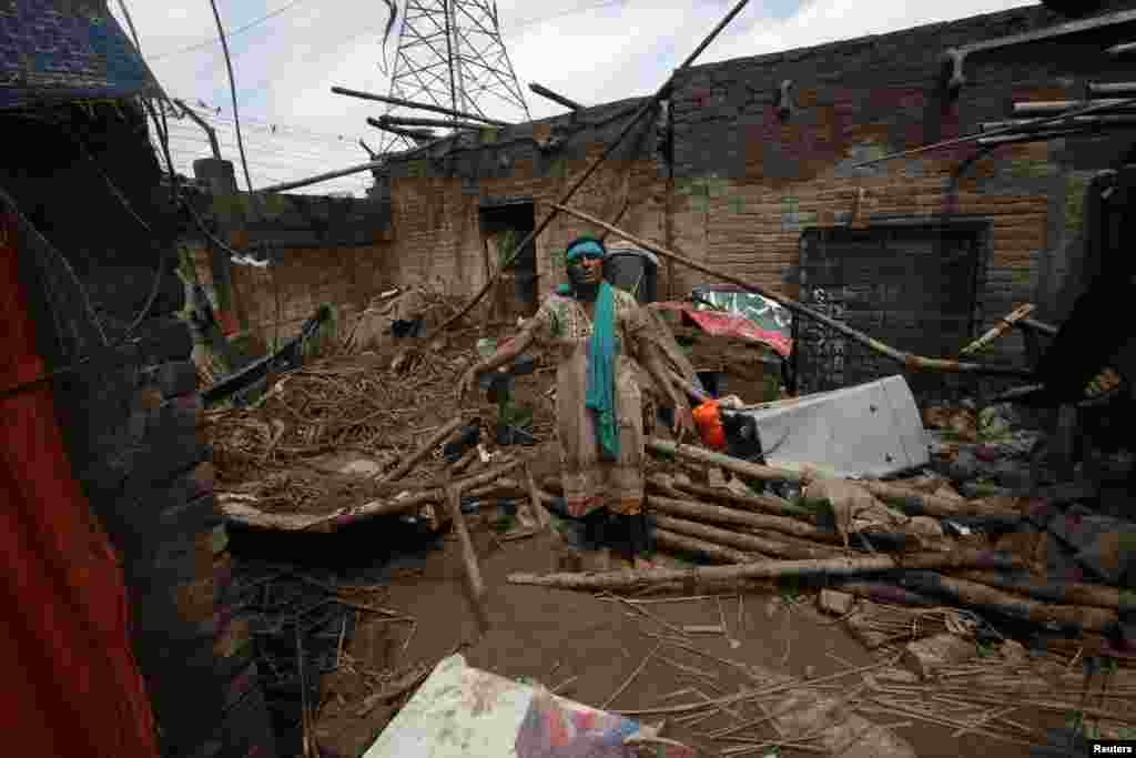 Phụ nữ Pakistan Mumtaz Bibi đứng trong ngôi nhà bị phá hủy vì lũ lụt ở Lahore, ngày 6/9/2014.
