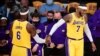 LeBron James et Carmelo Anthony des Lakers lors d'un match contre Golden State, USA, le 19 octobre 2021.