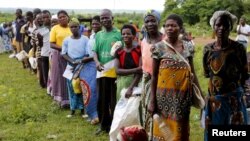 Des femmes attendant la distribution de vivres par le PAM dans un village, près de la capitale Lilongwe, au Malawi, le 3 février 2016.
REUTERS/Mike Hutchings - RTX25ALT