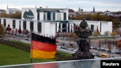 Le drapeau allemand devant la Chancellerie à Berlin, le 27 octobre 2013.