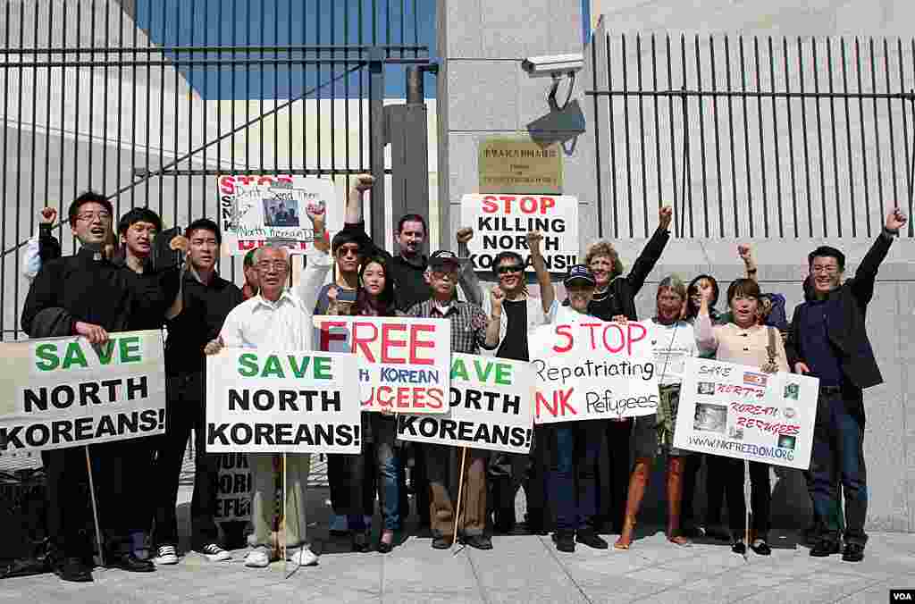 22일 미국 워싱턴 주재 중국대사관 앞에서 중국 정부의 탈북자 강제북송 중단을 촉구한 시위대.
