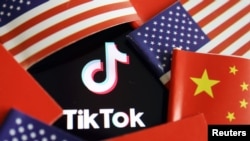 Les drapeaux de la Chine et des États-Unis sont visibles près d'un logo TikTok dans cette photo d'illustration prise le 16 juillet 2020. REUTERS/Florence Lo/Illustration