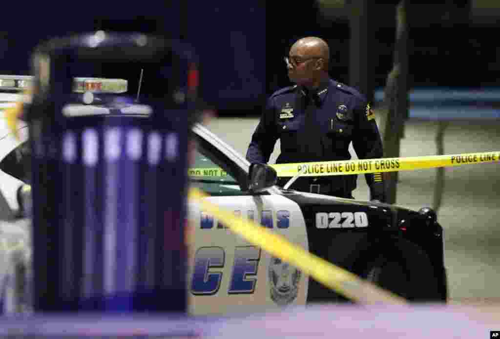 Le chef de la police de Dallas David Brown repart du centre médical de l’université de Baylor après avoir rendu visite aux policiers touchés par balles à Dallas, 8 juillet 2016. Des snipers ont ouvert le feu sur des policiers jeudi soir au cœur de Dallas, tuant quelques-uns des officiers. (AP Photo / Tony Gutierrez)