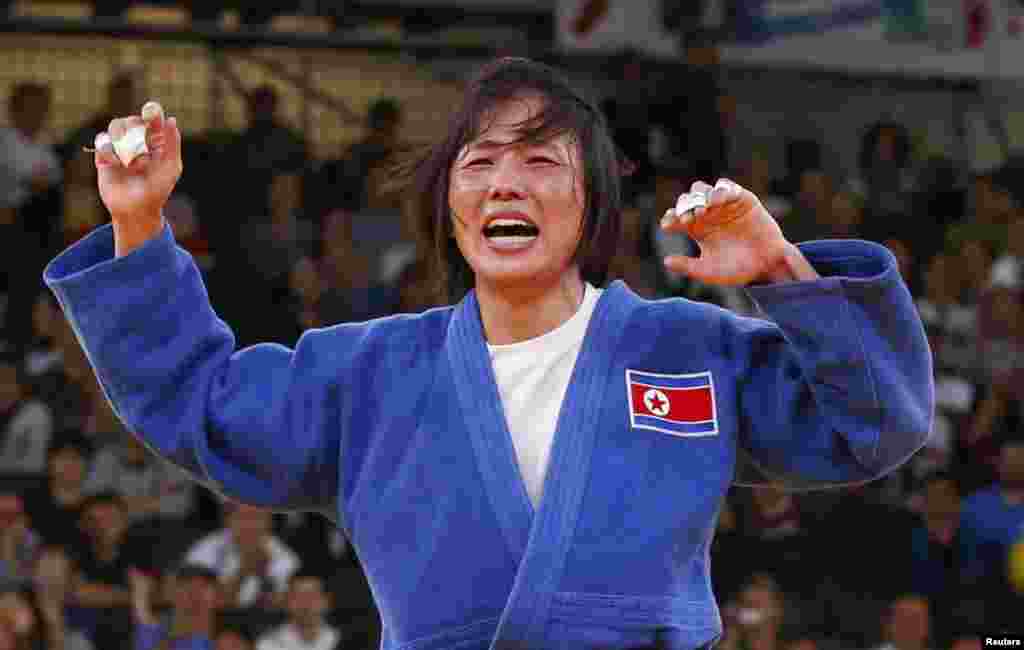 An Kum Ae dari Korea Utara merayakan kemenangan atas Yanet Bermoy Acosta dari Kuba dalam final judo kelas 52 kilogram perempuan.