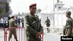 Des officiers de l'armée tunisienne montent la garde devant la base militaire de Bouchoucha après une fusillade à Tunis, le 25 mai 2015.