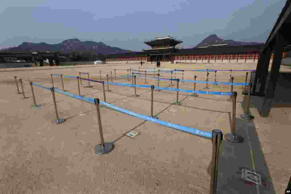 한국 서울의 경복궁 매표소에 방문객들이 발길이 끊겼다. 한국에는 600명이 넘은 신종 코로나바이러스 신규 확진자가 발생했고, 보건 당국은 &quot;수도권은 코로나와 전쟁 중&quot;이라고 밝혔다.