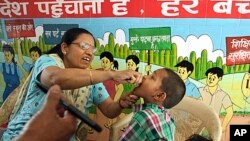 Pemberian vaksin polio untuk anak di sebuah sekolah di New Delhi, India, April 2013. (Foto: Dok)