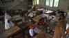 Siswa dan guru memakai masker setelah pemerintah membuka kembali sekolah sebagai ilustrasi. KPAI mencatat ada belasan kasus kekerasan yang terjadi di satuan pendidikan selama 2021. (Foto: Antara/Iggoy el Fitra via Reuters)