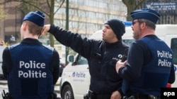 La police belge effectue une perquisition à Etterbeek, Bruxelles, Belgique, 09 avril 2016. (epa/ STEPHANIE LECOCQ)