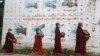 ကိုဗစ်ကပ်ရောဂါကြား ကိုရင်များဆွမ်းခံကြွနေပုံ။ ဂျူလိုင် ၁၅၊ ၂၀၂၁။